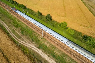 Hızlı bir yolcu treni..