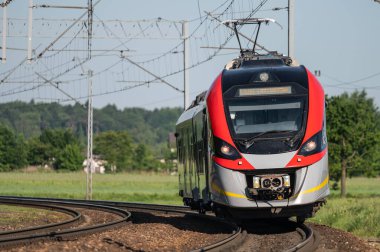Hızlı bir yolcu treni..