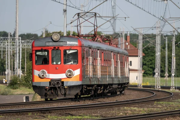 Hızlı bir yolcu treni..