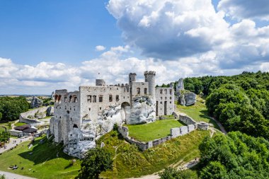 Ogrodzieniec Kalesi - Jura Krakowsko-Çekoslovakya 'daki bir kalenin kalıntıları