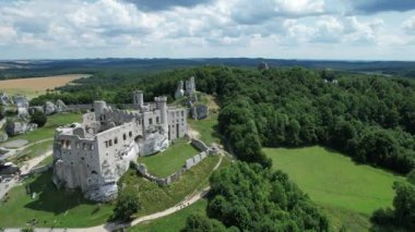 Podzamcze 'deki Ogrodzieniec Kalesi.