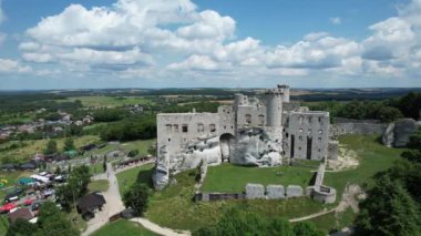 Podzamcze 'deki Ogrodzieniec Kalesi.