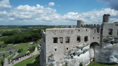 Podzamcze 'deki Ogrodzieniec Kalesi.