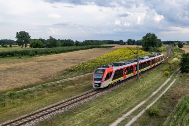 Hızlı bir yolcu treni..