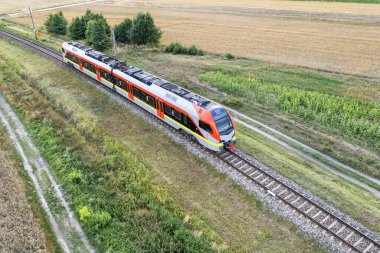 Hızlı bir yolcu treni..