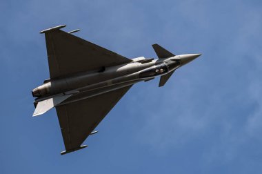 Savaş uçağı. Askeri uçak hareket halinde..