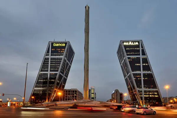 Madrid, İspanya 'daki Avrupa Kapısı Kuleleri.