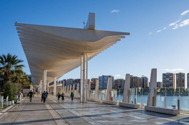 Palmiye ağaçları, fıskiyeler, heykeller ve restoranlarla dolu modern bir liman gezisi. Malaga, İspanya.