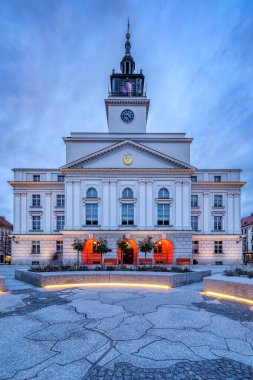 Polonya, Kalisz 'deki pazar meydanında belediye binası.