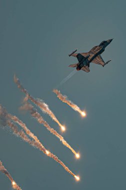 F-16 Savaşan Falcon çok rollü uçak
