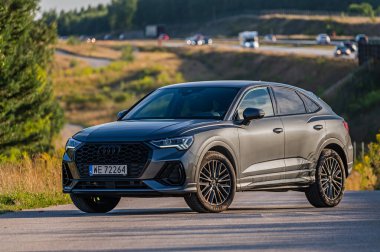 Audi Q3 S Hattı - gri araba.