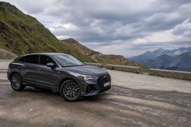 Audi Q3 S Hattı - gri araba.