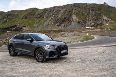 Audi Q3 S Hattı - gri araba.