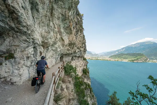 Lago di Garda - Kuzey İtalya 'da bir göl.