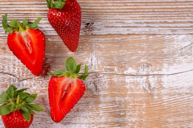 Beyazlatılmış tahtada taze çilek..