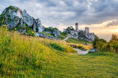 Olsztyn Kalesi - Krakow-Czestochowa tepesindeki bir şatonun kalıntıları
