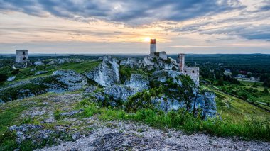 Olsztyn Kalesi - Krakow-Czestochowa tepesindeki bir şatonun kalıntıları