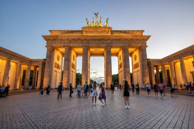 Brandenburg Kapısı (Brandenburger Tor) Berlin, Almanya.