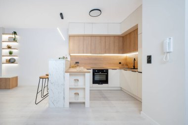 Küçük bir dairede tam teçhizatlı mutfak..