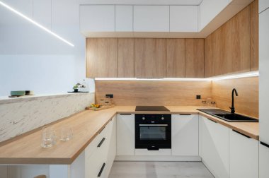 Küçük bir dairede tam teçhizatlı mutfak..