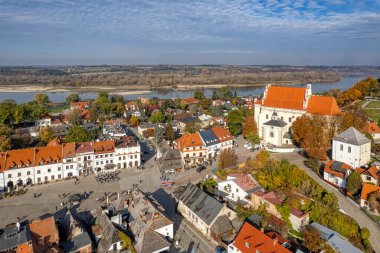 Kazimierz Dolny - Vistula Nehri 'nin kıyısında güzel bir kasaba. Polonya.