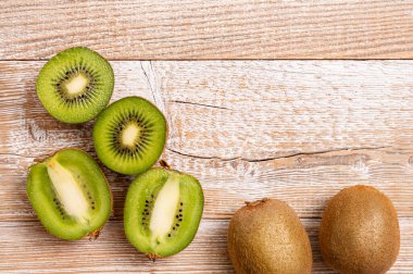 Sulu kivi meyvesi - Çin bektaşi üzümü.