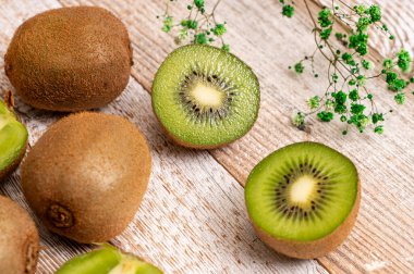 Sulu kivi meyvesi - Çin bektaşi üzümü.