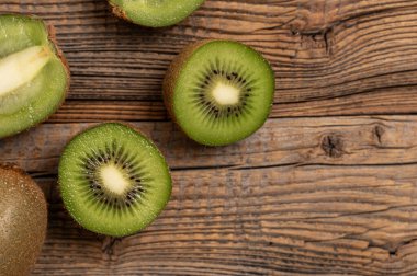 Sulu kivi meyvesi - Çin bektaşi üzümü.