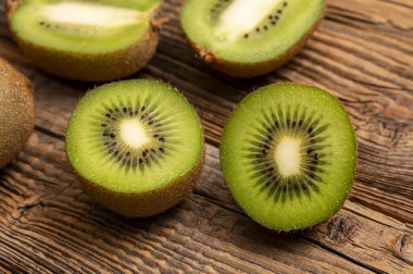 Sulu kivi meyvesi - Çin bektaşi üzümü.