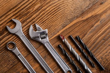 Anahtarlar, matkaplar ve atölye araçları.