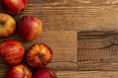 Lezzetli, kırmızı, sulu Polonya elmaları..