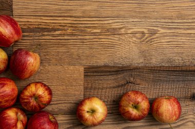 Lezzetli, kırmızı, sulu Polonya elmaları..