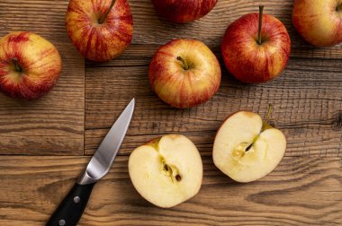 Lezzetli, kırmızı, sulu Polonya elmaları..