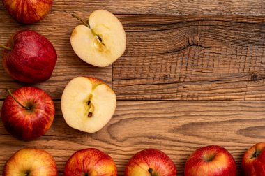 Lezzetli, kırmızı, sulu Polonya elmaları..