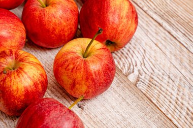 Lezzetli, kırmızı, sulu Polonya elmaları..