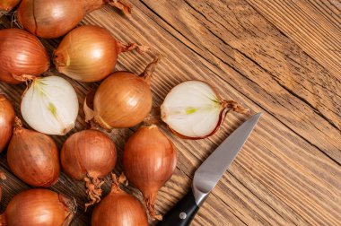 Ortak soğan - birçok vitamin ve mineralin kaynağı.