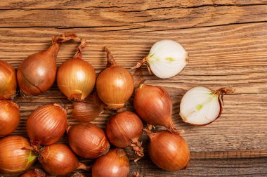 Ortak soğan - birçok vitamin ve mineralin kaynağı.