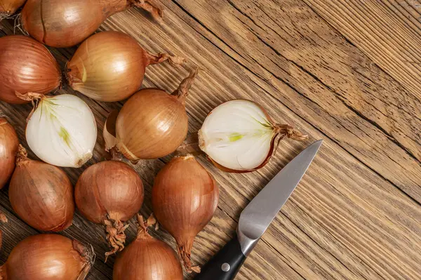 Ortak soğan - birçok vitamin ve mineralin kaynağı.