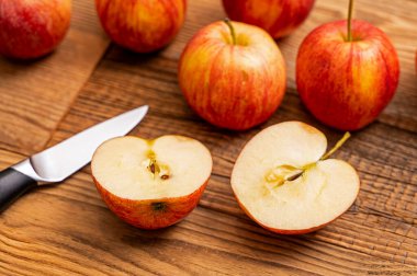 Lezzetli, kırmızı, sulu Polonya elmaları..