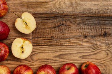 Lezzetli, kırmızı, sulu Polonya elmaları..