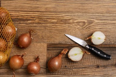 Ortak soğan - birçok vitamin ve mineralin kaynağı.