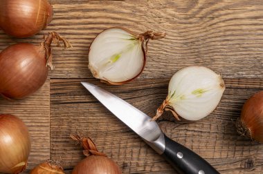 Ortak soğan - birçok vitamin ve mineralin kaynağı.