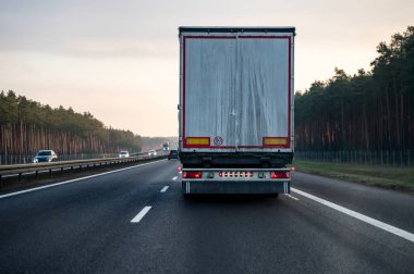 Yol ulaşımı - araba hareket halinde.