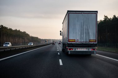 Yol ulaşımı - araba hareket halinde.