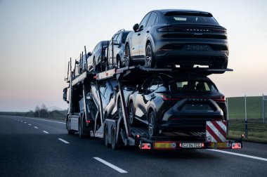 Yol ulaşımı - araba hareket halinde.