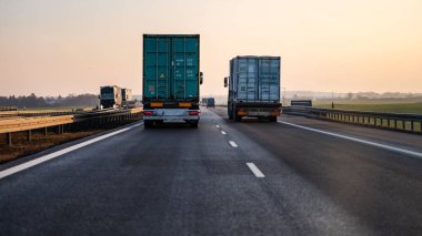 Yol ulaşımı - araba hareket halinde.