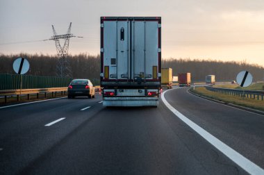 Yol ulaşımı - araba hareket halinde.