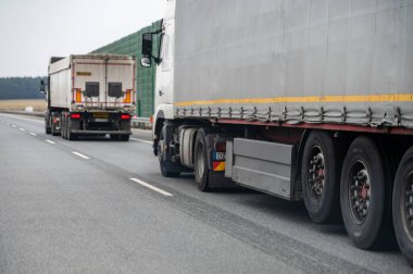 Yol ulaşımı - araba hareket halinde.