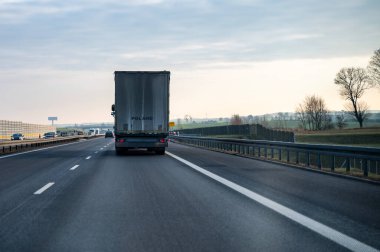 Yol ulaşımı - araba hareket halinde.