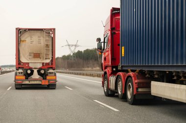 Yol ulaşımı - araba hareket halinde.